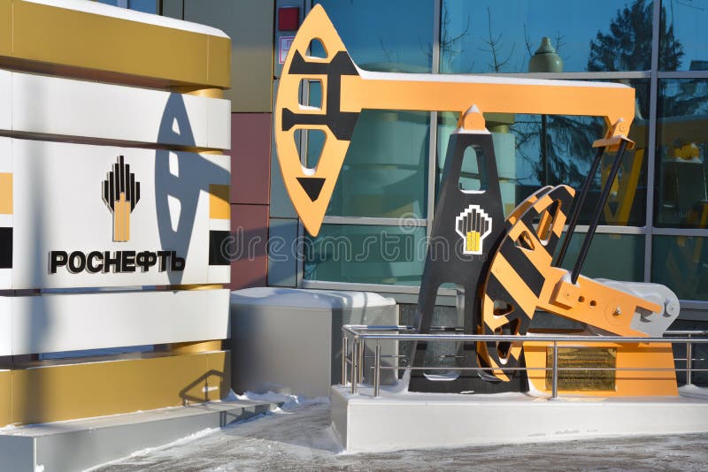 Samara, Russland - 16. Januar 2016: Bürogebäude des russischen Ölkonzerns Rosneft ist ein integriertes Unternehmen, ein Kontrolle stockfotos Samara, Russland - 16. Januar 2016: Bürogebäude des russischen Ölkonzerns Rosneft ist ein integriertes Unternehmen, ein Kontrolle stockfotos