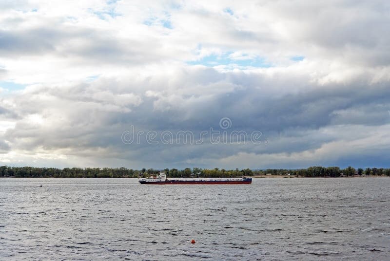 Samara Ryssland - august 10, 2017: Volgoneft 256 är en oljetankerhav-floden grupp royaltyfri foto Samara Ryssland - august 10, 2017: Volgoneft 256 är en oljetankerhav-floden grupp royaltyfri foto