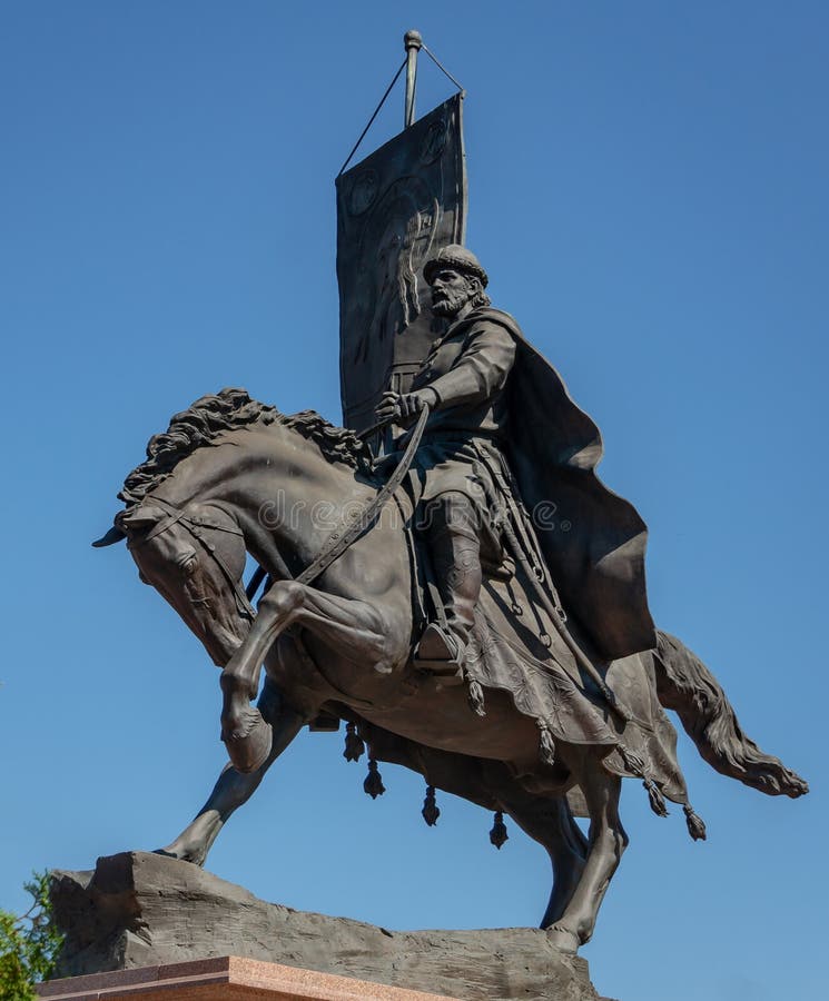 Samara Ryssland - Augusti 7, 2018: Monument till prinsen Grigory Zasekin, grundaren av Samarastaden och den första befälhavaren royaltyfri fotografi Samara Ryssland - Augusti 7, 2018: Monument till prinsen Grigory Zasekin, grundaren av Samarastaden och den första befälhavaren royaltyfri fotografi