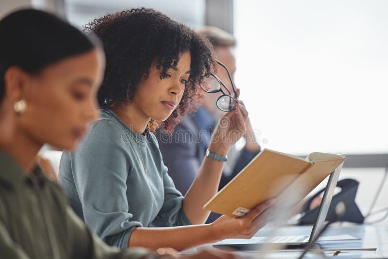 Samarbeta anteckningar för kontoret och medarbetarnas läsning i call center för virtuell teknisk support eller feedback. kvinnlig arkivbild
