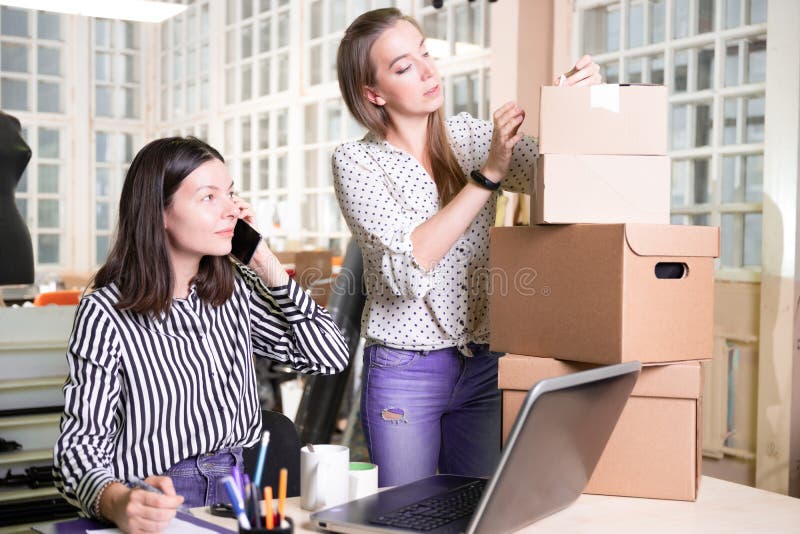 Samarbeta om ett projekt för lokal produktion av modekläder royaltyfria foton