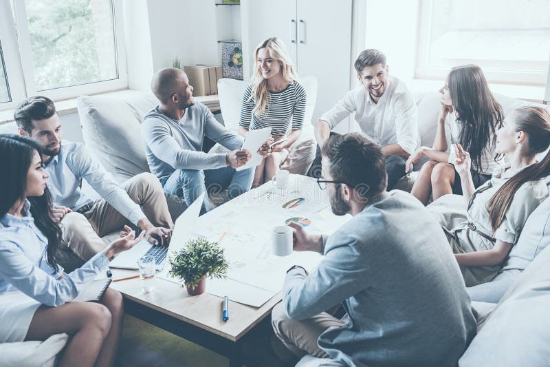 Samen besprekend nieuw project royalty-vrije stock afbeeldingen Samen besprekend nieuw project royalty-vrije stock afbeeldingen