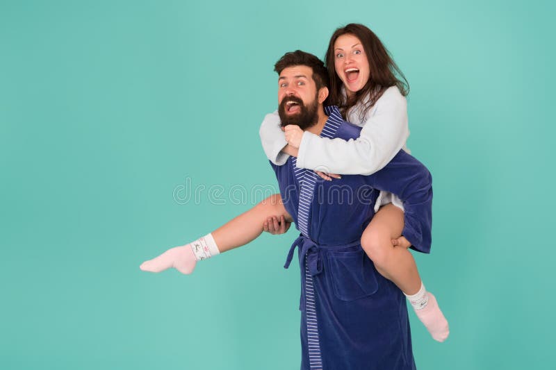 Samen genietend van elke seconde Knappe jonge man die mooie vrouw vervoeren per kangoeroewagen Paar in badjassen die pret hebben royalty-vrije stock afbeeldingen Samen genietend van elke seconde Knappe jonge man die mooie vrouw vervoeren per kangoeroewagen Paar in badjassen die pret hebben royalty-vrije stock afbeeldingen