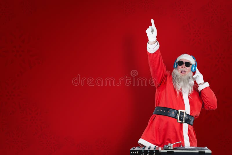 Samengesteld beeld die van de Kerstman DJ met opgeheven hand spelen stock foto's Samengesteld beeld die van de Kerstman DJ met opgeheven hand spelen stock foto's