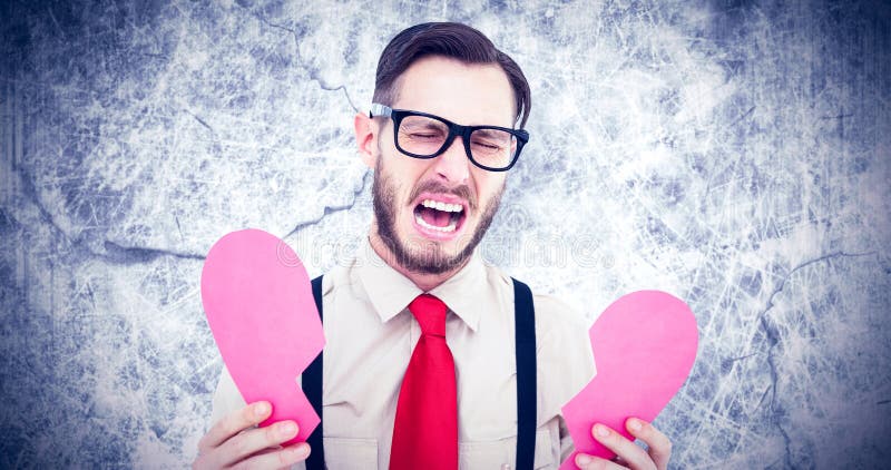 Samengesteld beeld die van geeky hipster en gebroken hartkaart schreeuwen houden stock foto's Samengesteld beeld die van geeky hipster en gebroken hartkaart schreeuwen houden stock foto's