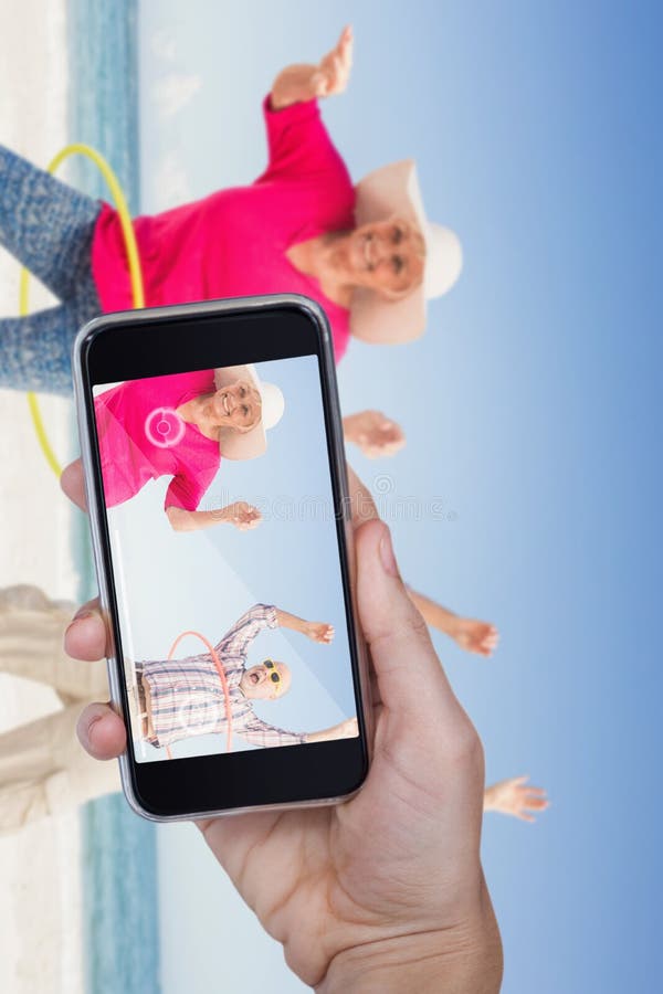 Samengesteld beeld die van hand mobiele telefoon houden tegen witte achtergrond stock afbeelding Samengesteld beeld die van hand mobiele telefoon houden tegen witte achtergrond stock afbeelding