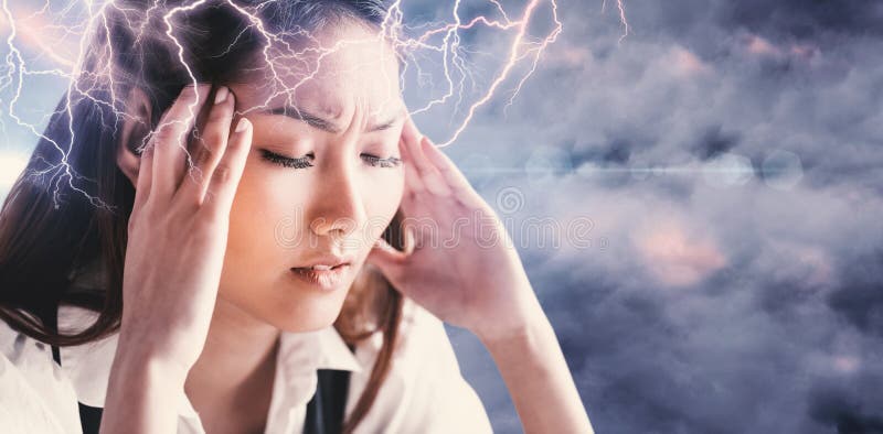 Samengesteld beeld die van zenuwachtige onderneemster haar hoofd houden stock foto's Samengesteld beeld die van zenuwachtige onderneemster haar hoofd houden stock foto's