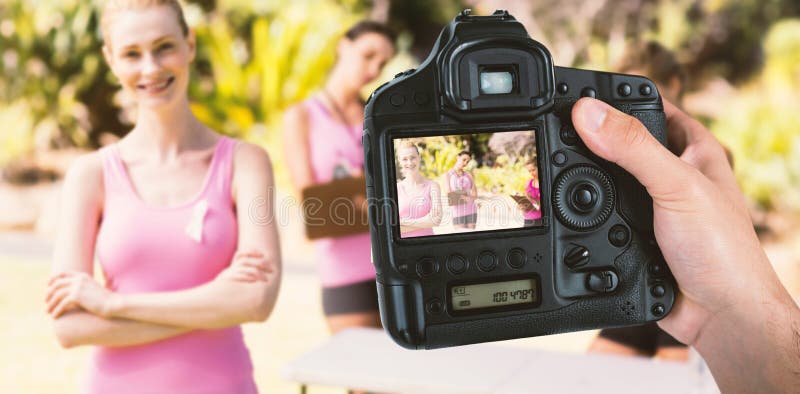 Samengesteld beeld van bebouwde hand van de camera van de fotograafholding stock foto's Samengesteld beeld van bebouwde hand van de camera van de fotograafholding stock foto's