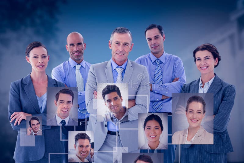 Samengesteld beeld van commercieel team die gelukkig aan laptop samenwerken royalty-vrije stock foto Samengesteld beeld van commercieel team die gelukkig aan laptop samenwerken royalty-vrije stock foto