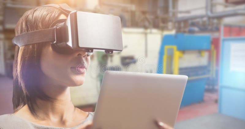 Samengesteld beeld van dichte omhooggaand van onderneemster die virtuele glazen en tabletcomputer houden royalty-vrije stock foto Samengesteld beeld van dichte omhooggaand van onderneemster die virtuele glazen en tabletcomputer houden royalty-vrije stock foto