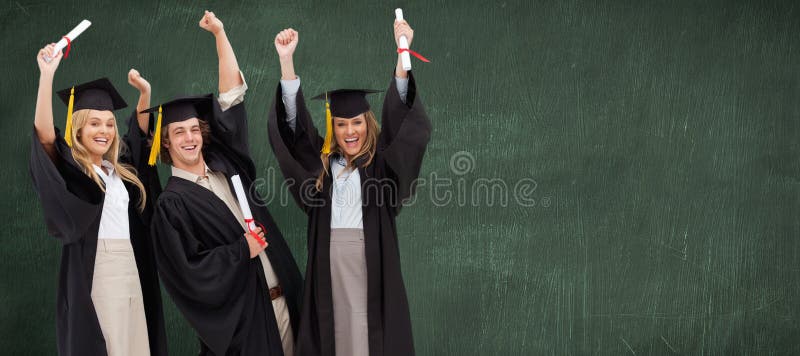 Samengesteld beeld van drie studenten die in gediplomeerde robe hun wapens opheffen royalty-vrije stock foto Samengesteld beeld van drie studenten die in gediplomeerde robe hun wapens opheffen royalty-vrije stock foto