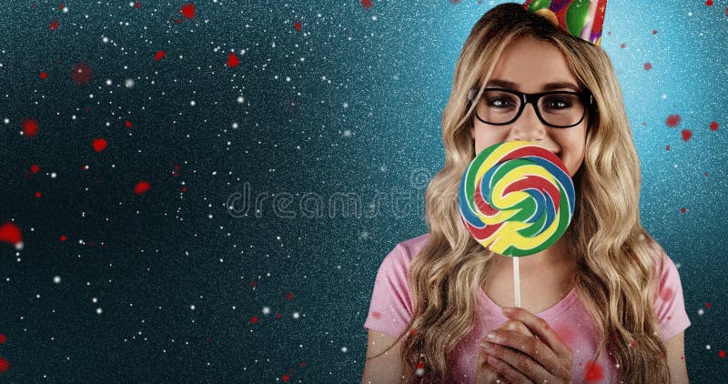 Samengesteld beeld van een mooie hipster die een reuzelolly houden stock afbeelding Samengesteld beeld van een mooie hipster die een reuzelolly houden stock afbeelding