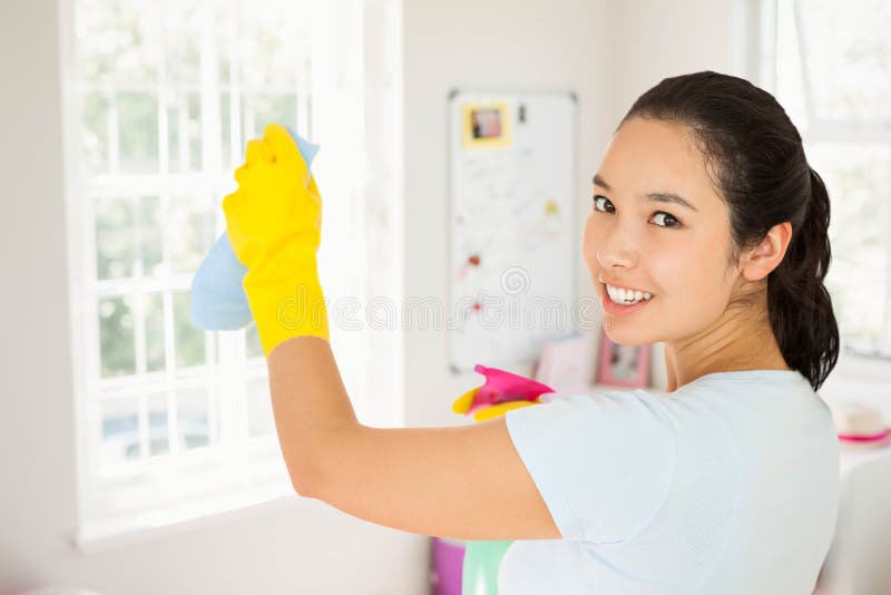 Samengesteld beeld van het glimlachen van vrouwen schoonmakende muren stock afbeelding Samengesteld beeld van het glimlachen van vrouwen schoonmakende muren stock afbeelding