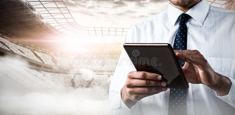 Samengesteld beeld van hogere mid-section van de mens die een tablet gebruiken stock foto Samengesteld beeld van hogere mid-section van de mens die een tablet gebruiken stock foto
