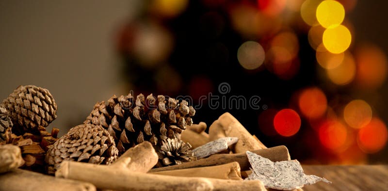 Samengesteld beeld van Kerstmisdecoratie op houten lijst stock afbeelding Samengesteld beeld van Kerstmisdecoratie op houten lijst stock afbeelding
