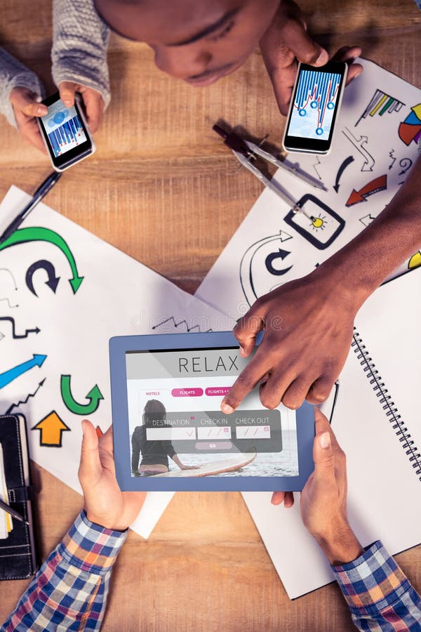 Samengesteld beeld van luchtmening van creatief team die bij bureau werken stock afbeeldingen Samengesteld beeld van luchtmening van creatief team die bij bureau werken stock afbeeldingen