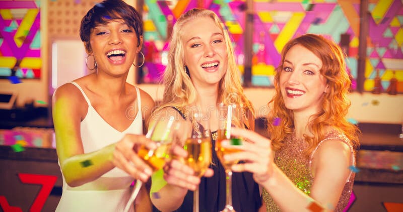 Samengesteld beeld van portret van het glimlachen drie vrienden roosterend glas champagne royalty-vrije stock afbeeldingen Samengesteld beeld van portret van het glimlachen drie vrienden roosterend glas champagne royalty-vrije stock afbeeldingen