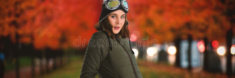 Samengesteld beeld van portret van vrouw in de winterlaag stock afbeeldingen Samengesteld beeld van portret van vrouw in de winterlaag stock afbeeldingen