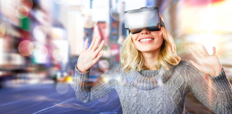 Samengesteld beeld van vrolijke jonge vrouw die werkelijkheids virtuele hoofdtelefoon met behulp van stock foto Samengesteld beeld van vrolijke jonge vrouw die werkelijkheids virtuele hoofdtelefoon met behulp van stock foto