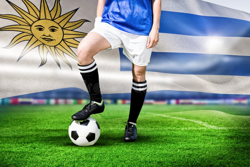 Samengesteld beeld van vrouwenvoetballer het glimlachen en het stellen met een bal stock foto's Samengesteld beeld van vrouwenvoetballer het glimlachen en het stellen met een bal stock foto's