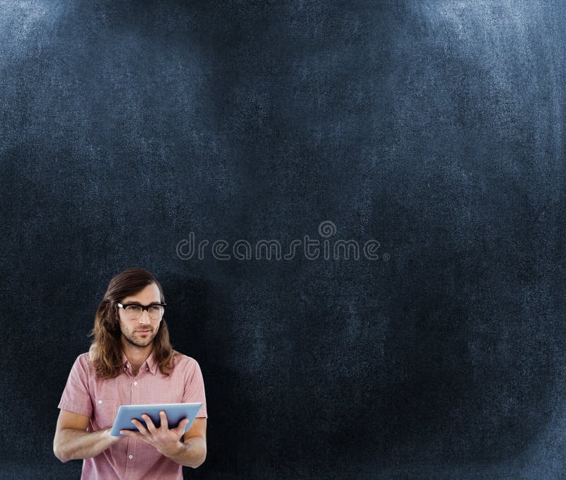 Samengesteld beeld van zekere hipster die digitale tablet gebruikt royalty-vrije stock afbeelding Samengesteld beeld van zekere hipster die digitale tablet gebruikt royalty-vrije stock afbeelding