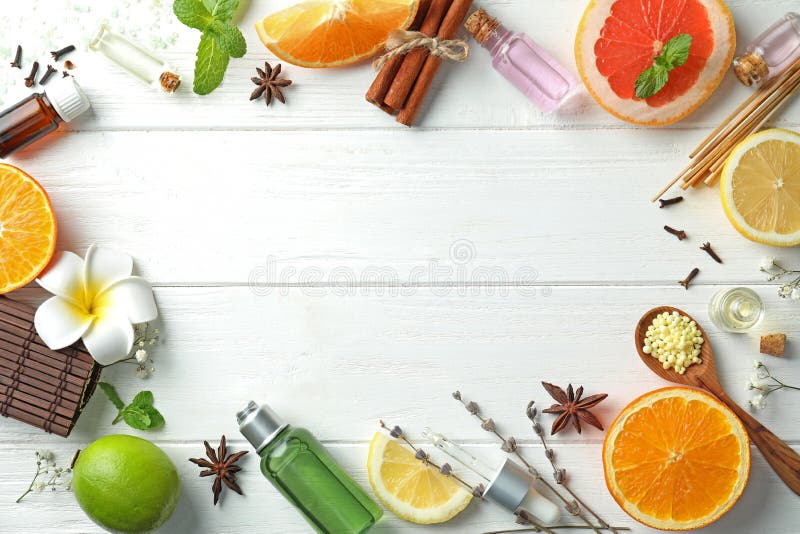 Samenstelling met flessen citrusvruchtenetherische oliën op houten lijst royalty-vrije stock fotografie Samenstelling met flessen citrusvruchtenetherische oliën op houten lijst royalty-vrije stock fotografie