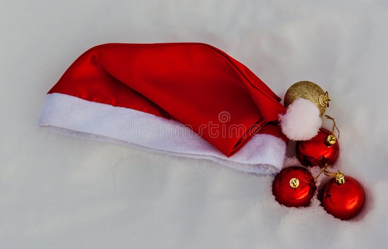 Samenstelling met rode de hoed en Kerstmisdecoratie van Santa Claus op sneeuw royalty-vrije stock foto's Samenstelling met rode de hoed en Kerstmisdecoratie van Santa Claus op sneeuw royalty-vrije stock foto's