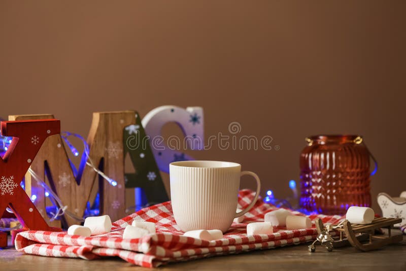 Samenstelling met woordkerstmis die van houten brieven en kop van hete cacao op lijst wordt gemaakt stock foto Samenstelling met woordkerstmis die van houten brieven en kop van hete cacao op lijst wordt gemaakt stock foto