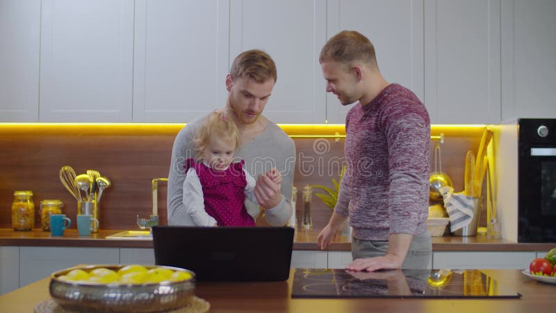родители секс Samesex родители с ребенком для отдыха на кухне видеоматериал - Видео  насчитывающей немного, отец: 203885000