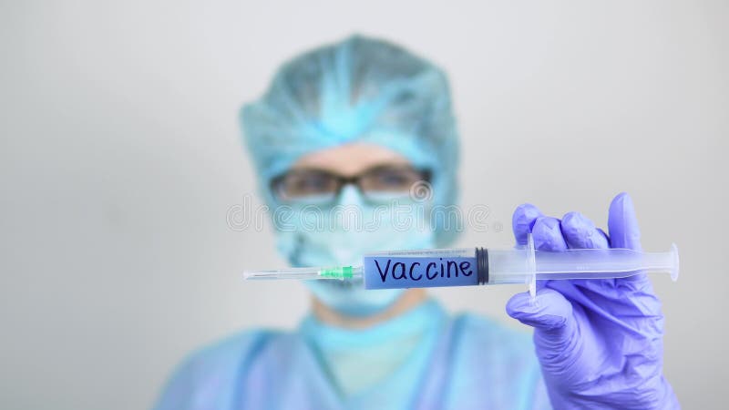 Samica lekarza posiadająca szczepionkę przeciwko covid19.