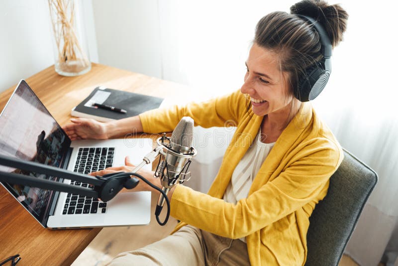 Samica podcaster transmituje swój głos do mikrofonu obraz royalty free