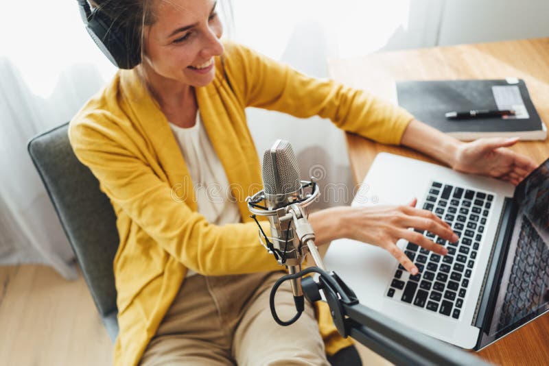 Samica podcaster transmituje swój głos do mikrofonu fotografia royalty free