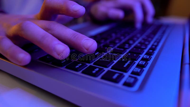 Samiec wr?cza bawi? si? gr? komputerow? w g?r?, pisa? na maszynie na laptopie, wolny czas zdjęcia royalty free Samiec wr?cza bawi? si? gr? komputerow? w g?r?, pisa? na maszynie na laptopie, wolny czas zdjęcia royalty free