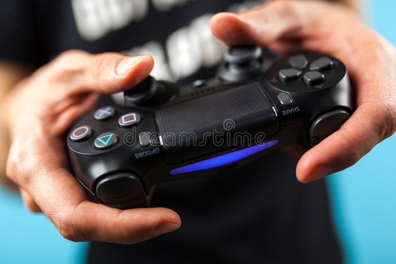 Samiec wręcza trzymać PS4 kontrolera obraz royalty free Samiec wręcza trzymać PS4 kontrolera obraz royalty free