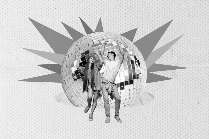 Samla in fotoaffisch-inbjudan roliga folk par dans galna upp händerna nära retro discoball nattklubb arkivbild