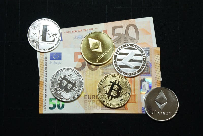 Samling av silver och guld- cryptocurrencymynt på en sedel för euro 50 arkivbilder Samling av silver och guld- cryptocurrencymynt på en sedel för euro 50 arkivbilder