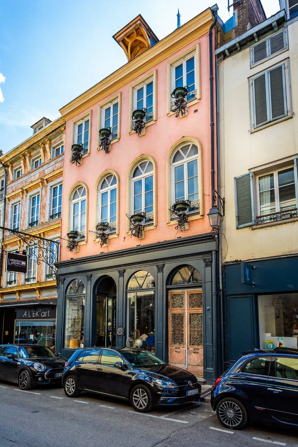 Samlingen av väggen monterade den utsmyckade metallblomkrukan med val av metallworkmanshjälpmedel som under hänger royaltyfria foton Samlingen av väggen monterade den utsmyckade metallblomkrukan med val av metallworkmanshjälpmedel som under hänger royaltyfria foton