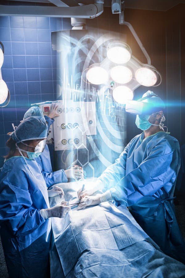 Sammansatt bild av den medicinska manöverenheten på röntgenstråle royaltyfri foto Sammansatt bild av den medicinska manöverenheten på röntgenstråle royaltyfri foto
