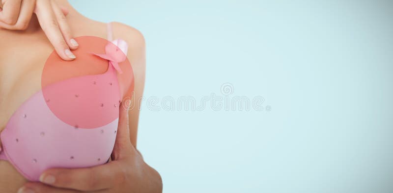 Sammansatt bild av det mitt- avsnittet av kvinnan som bär den rosa behån för bröstcancermedvetenhet arkivfoto Sammansatt bild av det mitt- avsnittet av kvinnan som bär den rosa behån för bröstcancermedvetenhet arkivfoto