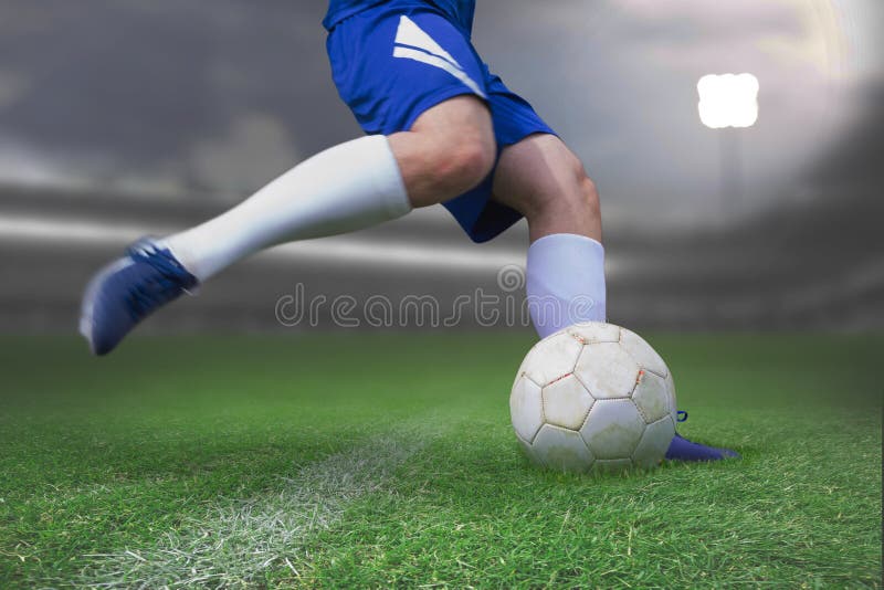 Sammansatt bild av fotbollsspelaren som sparkar bollen royaltyfri foto Sammansatt bild av fotbollsspelaren som sparkar bollen royaltyfri foto
