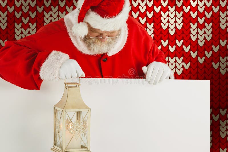Sammansatt bild av Santa Claus den hållande jullyktan på det vita brädet arkivbild Sammansatt bild av Santa Claus den hållande jullyktan på det vita brädet arkivbild