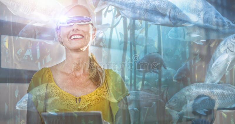 Sammansatt bild av stor fisksimning i en behållare royaltyfri fotografi Sammansatt bild av stor fisksimning i en behållare royaltyfri fotografi