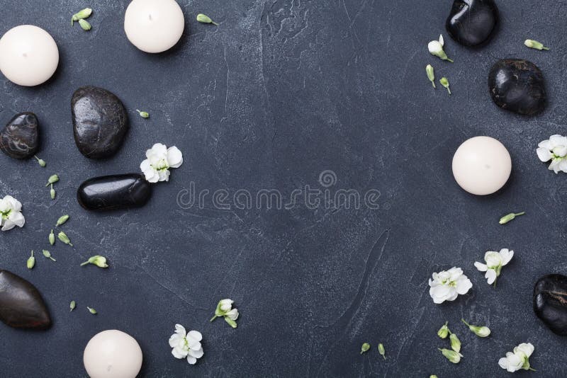 Sammansättning för aromatherapy eller brunnsort dekorerade blommor på bästa sikt för svart stenbakgrund Skönhetbehandling- och av arkivfoto Sammansättning för aromatherapy eller brunnsort dekorerade blommor på bästa sikt för svart stenbakgrund Skönhetbehandling- och av arkivfoto