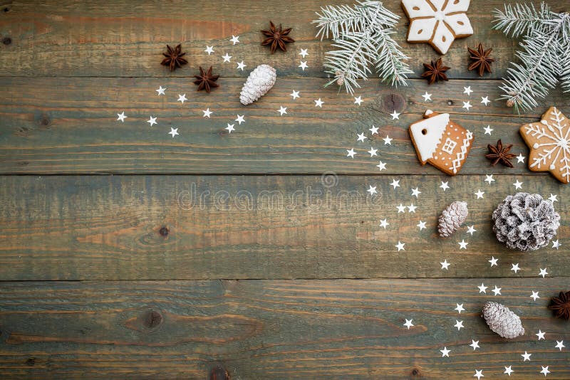 Sammansättning för jul eller för det nya året med sörjer kottar, pepparkakakakor och gran på träbakgrund Lekmanna- lägenhet, bäst royaltyfria bilder