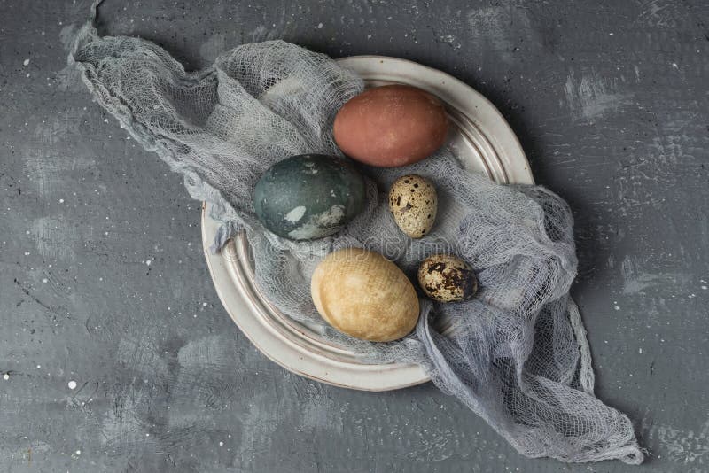 Sammansättning för stil våreaster för minsta bakgrund lantlig - organiska naturligt färgade easter ägg arkivbilder Sammansättning för stil våreaster för minsta bakgrund lantlig - organiska naturligt färgade easter ägg arkivbilder