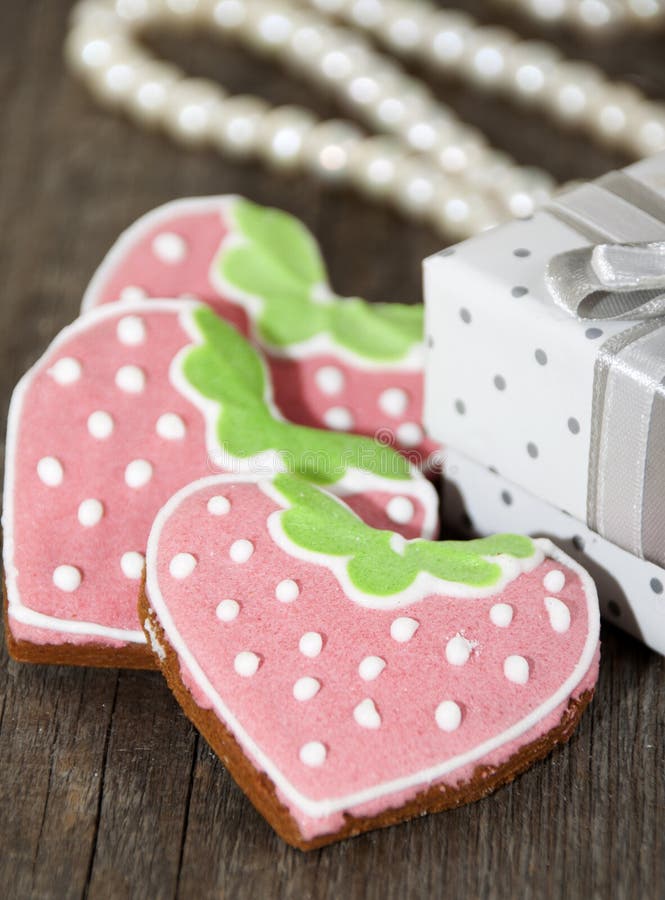 Sammansättning för valentin dag med den ljust rödbrun pepparkakan fotografering för bildbyråer