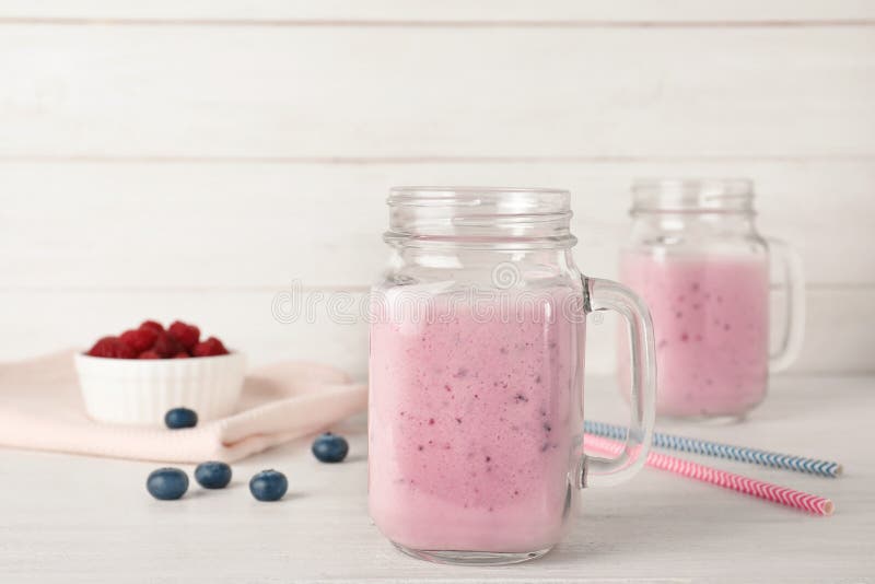 Sammansättning med murarekrus av den sunda proteinskakan royaltyfria bilder Sammansättning med murarekrus av den sunda proteinskakan royaltyfria bilder