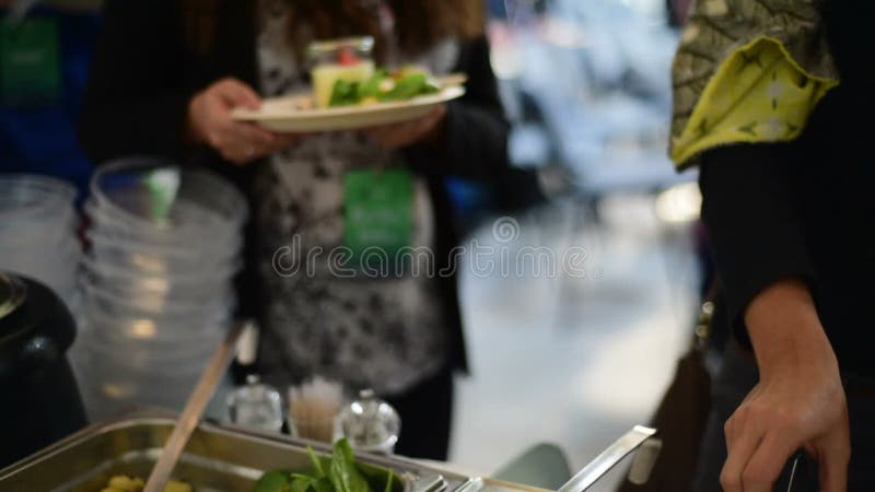 Sammelnlebensmittel vom Buffet bei der Konferenz