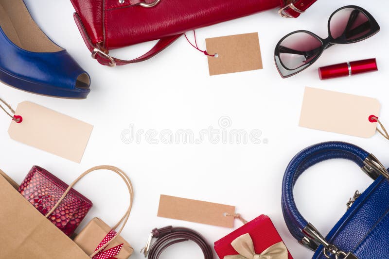 Sammlung Frauenkleidung und -Zubehör im Verkauf, weißer Hintergrund lizenzfreie stockbilder