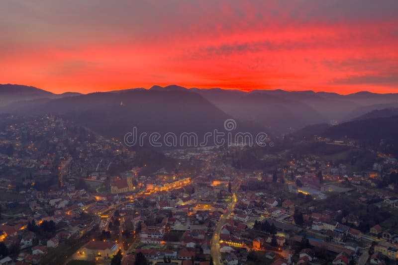 Samobor Town in Kroatië en Burning Sky in Background Zonnelicht royalty-vrije stock afbeelding Samobor Town in Kroatië en Burning Sky in Background Zonnelicht royalty-vrije stock afbeelding